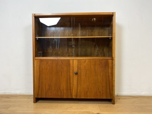 WMK I Stilvolle Mid-Century Designer Vitrine von Bruno Paul für VEB Hellerau , Vollholz in Nussbaum I Schrank Bücherschrank Highboard Regal Glas Bücher Geschirr Bauhaus DDR Vintage Berlin Köln Bremen