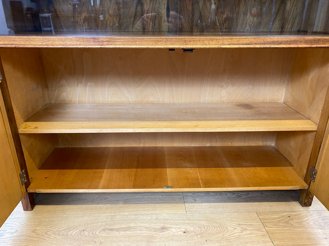 WMK I Stilvolle Mid-Century Designer Vitrine von Bruno Paul für VEB Hellerau , Vollholz in Nussbaum I Schrank Bücherschrank Highboard Regal Glas Bücher Geschirr Bauhaus DDR Vintage Berlin Köln Bremen