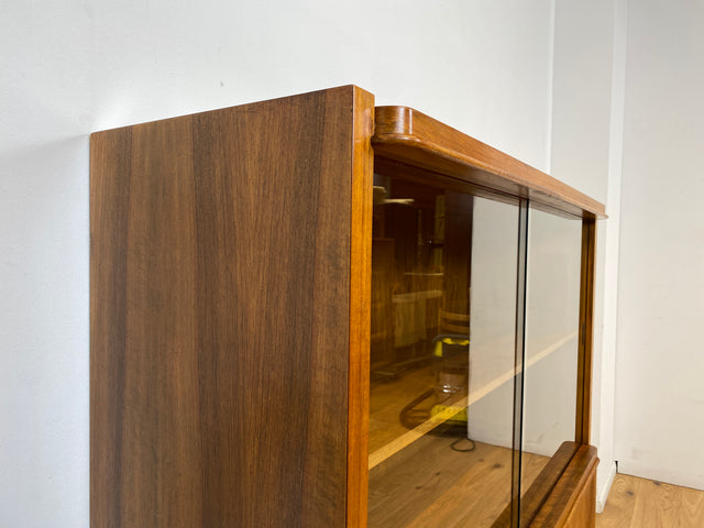WMK I Stilvolle Mid-Century Designer Vitrine von Bruno Paul für VEB Hellerau , Vollholz in Nussbaum I Schrank Bücherschrank Highboard Regal Glas Bücher Geschirr Bauhaus DDR Vintage Berlin Köln Bremen