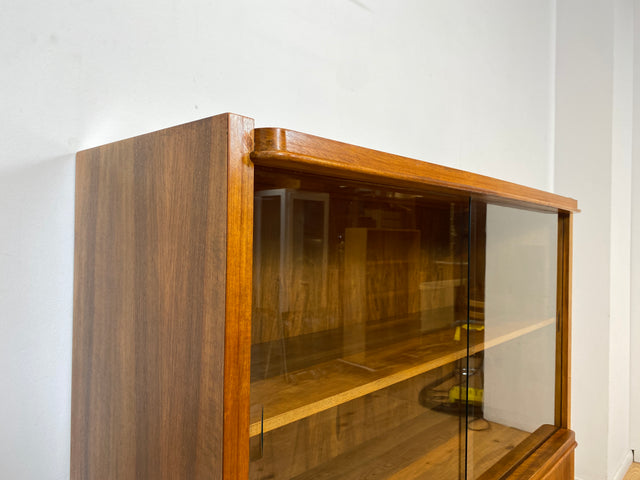 WMK I Stilvolle Mid-Century Designer Vitrine von Bruno Paul für VEB Hellerau , Vollholz in Nussbaum I Schrank Bücherschrank Highboard Regal Glas Bücher Geschirr Bauhaus DDR Vintage Berlin Köln Bremen