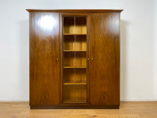 WMK I Hochwertiger Mid-Century Wohnzimmerschrank aus 1956, Vollholz in Nussbaum, mit Vitrine , auszieh. Kleiderstange und Blei Glas I Schrank Highboard Sideboard Kleiderschrank 50er Vintage Berlin