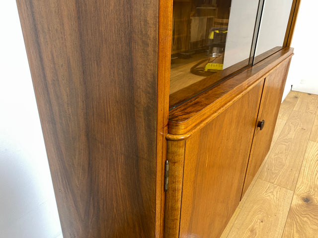 WMK I Stilvolle Mid-Century Designer Vitrine von Bruno Paul für VEB Hellerau , Vollholz in Nussbaum I Schrank Bücherschrank Highboard Regal Glas Bücher Geschirr Bauhaus DDR Vintage Berlin Köln Bremen