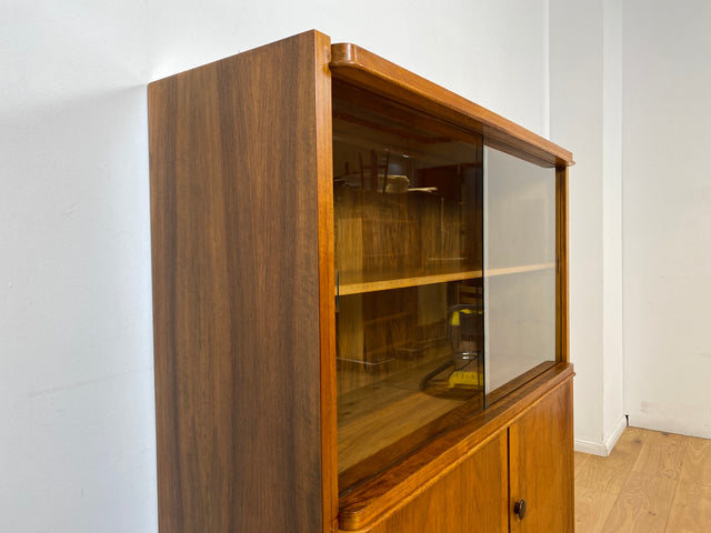 WMK I Stilvolle Mid-Century Designer Vitrine von Bruno Paul für VEB Hellerau , Vollholz in Nussbaum I Schrank Bücherschrank Highboard Regal Glas Bücher Geschirr Bauhaus DDR Vintage Berlin Köln Bremen