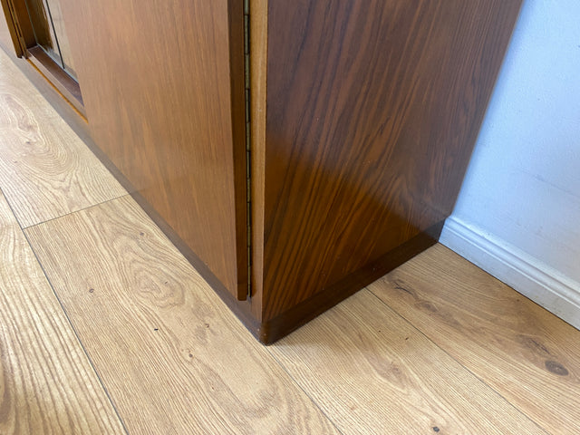 WMK I Hochwertiger Mid-Century Wohnzimmerschrank aus 1956, Vollholz in Nussbaum, mit Vitrine , auszieh. Kleiderstange und Blei Glas I Schrank Highboard Sideboard Kleiderschrank 50er Vintage Berlin