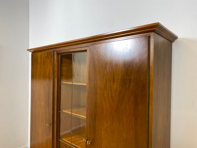 WMK I Hochwertiger Mid-Century Wohnzimmerschrank aus 1956, Vollholz in Nussbaum, mit Vitrine , auszieh. Kleiderstange und Blei Glas I Schrank Highboard Sideboard Kleiderschrank 50er Vintage Berlin