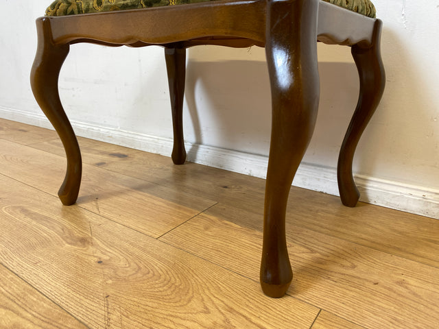 WMK I Eleganter Mid-Century Chippendale Hocker mit wunderschönem grünem Brokat Bezug und Cabriole Beinen I Sitzhocker Fußhocker Schemel Taburett Sitz 60er Vintage Barock Rokoko Berlin München Leipzig