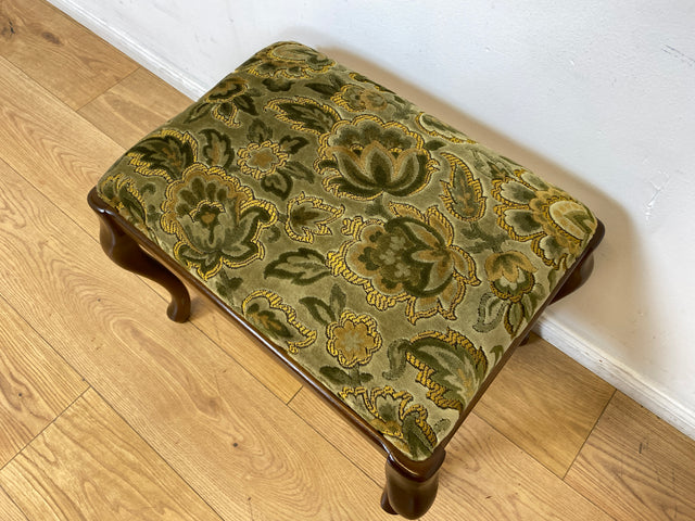 WMK I Eleganter Mid-Century Chippendale Hocker mit wunderschönem grünem Brokat Bezug und Cabriole Beinen I Sitzhocker Fußhocker Schemel Taburett Sitz 60er Vintage Barock Rokoko Berlin München Leipzig