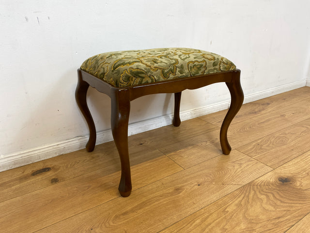 WMK I Eleganter Mid-Century Chippendale Hocker mit wunderschönem grünem Brokat Bezug und Cabriole Beinen I Sitzhocker Fußhocker Schemel Taburett Sitz 60er Vintage Barock Rokoko Berlin München Leipzig