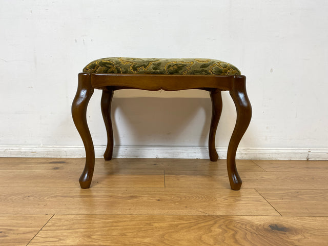 WMK I Eleganter Mid-Century Chippendale Hocker mit wunderschönem grünem Brokat Bezug und Cabriole Beinen I Sitzhocker Fußhocker Schemel Taburett Sitz 60er Vintage Barock Rokoko Berlin München Leipzig