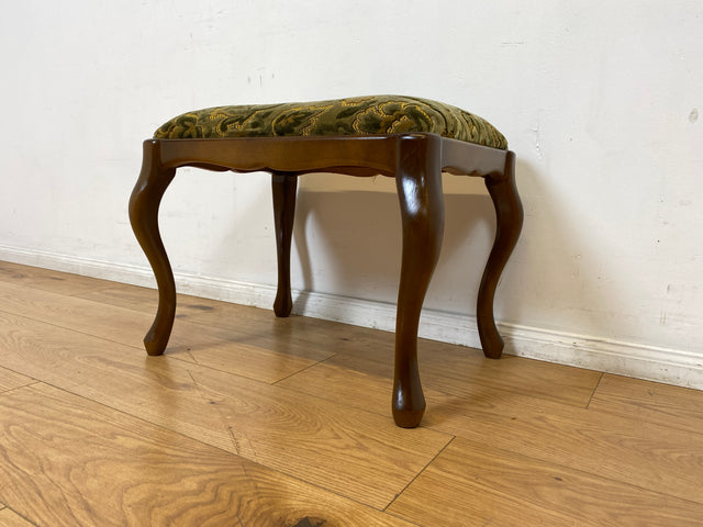 WMK I Eleganter Mid-Century Chippendale Hocker mit wunderschönem grünem Brokat Bezug und Cabriole Beinen I Sitzhocker Fußhocker Schemel Taburett Sitz 60er Vintage Barock Rokoko Berlin München Leipzig