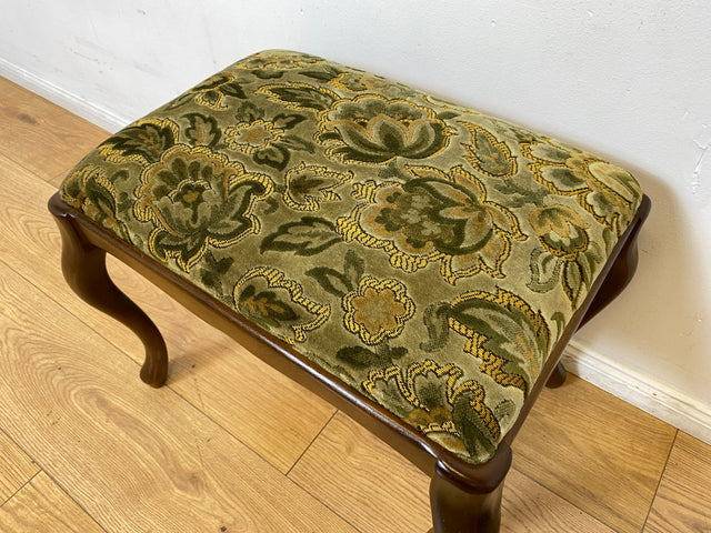 WMK I Eleganter Mid-Century Chippendale Hocker mit wunderschönem grünem Brokat Bezug und Cabriole Beinen I Sitzhocker Fußhocker Schemel Taburett Sitz 60er Vintage Barock Rokoko Berlin München Leipzig