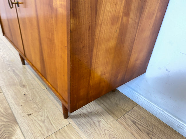 WMK # Stilvolles Mid-Century Highboard in Kirschholz mit Vitrine & zeittypischen konischen Füßen # Glasvitrine Büchervitrine Bücherschrank Bücherregal Regal Kommode Sideboard Schrank Vintage  DDR 60er