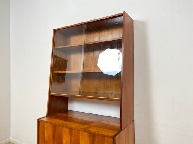 WMK # Stilvolles Mid-Century Highboard in Kirschholz mit Vitrine & zeittypischen konischen Füßen # Glasvitrine Büchervitrine Bücherschrank Bücherregal Regal Kommode Sideboard Schrank Vintage  DDR 60er