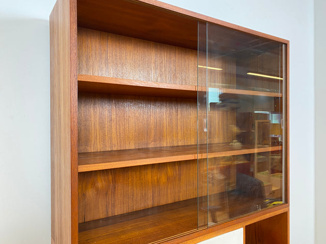 WMK # Stilvolles modulares Mid-Century Highboard, Vollholz in Teak, mit späterer weißer Lackierung # Schrank Bücherschrank Büchervitrine Barschrank Vitrine Regalwand Schrankwand Regal Teakholz Vintage