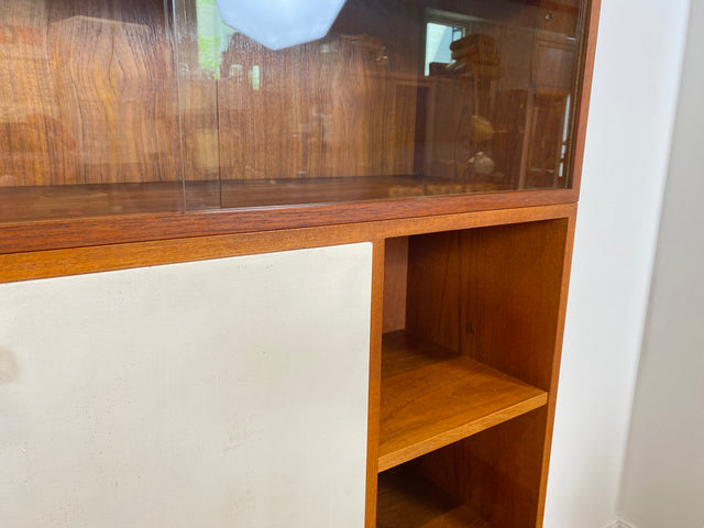 WMK # Stilvolles modulares Mid-Century Highboard, Vollholz in Teak, mit späterer weißer Lackierung # Schrank Bücherschrank Büchervitrine Barschrank Vitrine Regalwand Schrankwand Regal Teakholz Vintage