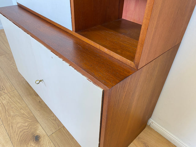 WMK # Stilvolles modulares Mid-Century Highboard, Vollholz in Teak, mit späterer weißer Lackierung # Schrank Bücherschrank Büchervitrine Barschrank Vitrine Regalwand Schrankwand Regal Teakholz Vintage