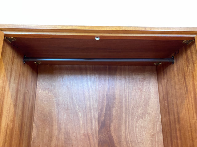 WMK Stilvoller und hochwertiger Mid-Century Kleiderschrank aus vollem Holz mit Kleiderstange und Regalböden # Schrank Schlafzimmerschrank Wardrobe Wäscheschrank Garderobe Flurschrank Vintage 50er 60er