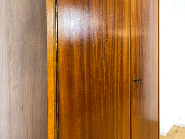 WMK I Versand 85€ I Stilvoller Mid-Century Kleiderschrank aus vollem Holz mit Kleiderstange und konischen Füßen I Schrank Schlafzimmerschrank Wardrobe Vintage 50er 60er Berlin Dresden Niedersachsen