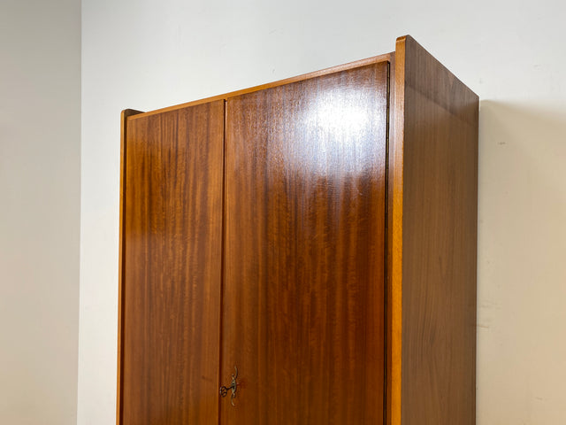 WMK I Versand 85€ I Stilvoller Mid-Century Kleiderschrank aus vollem Holz mit Kleiderstange und konischen Füßen I Schrank Schlafzimmerschrank Wardrobe Vintage 50er 60er Berlin Dresden Niedersachsen