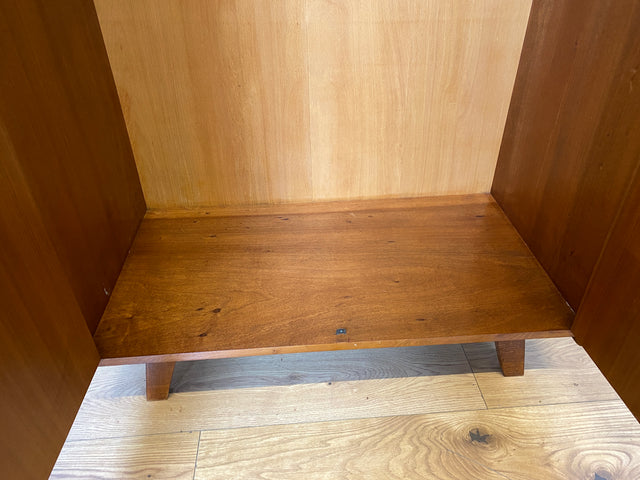 WMK I Versand 85€ I Stilvoller Mid-Century Kleiderschrank aus vollem Holz mit Kleiderstange und konischen Füßen I Schrank Schlafzimmerschrank Wardrobe Vintage 50er 60er Berlin Dresden Niedersachsen