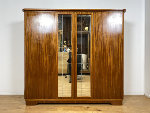 WMK I Stilvoller und sehr gut erhaltener Mid-Century Kleiderschrank aus vollem Holz mit Spiegel Türen und Schubladen I Schrank Wäsche Schlafzimmer Wardrobe 50er 60er Vintage Düsseldorf Dresden München