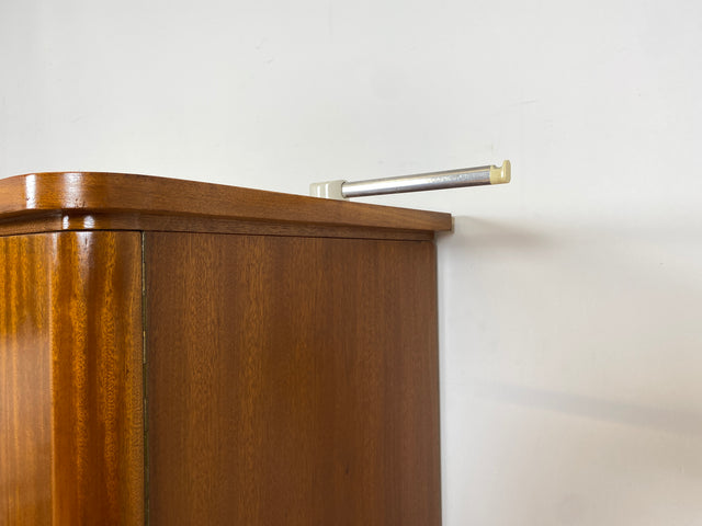 WMK I Stilvoller und sehr gut erhaltener Mid-Century Kleiderschrank aus vollem Holz mit Spiegel Türen und Schubladen I Schrank Wäsche Schlafzimmer Wardrobe 50er 60er Vintage Düsseldorf Dresden München