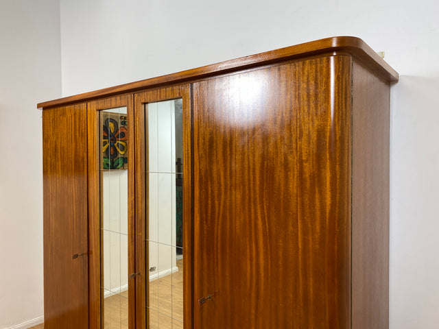 WMK I Stilvoller und sehr gut erhaltener Mid-Century Kleiderschrank aus vollem Holz mit Spiegel Türen und Schubladen I Schrank Wäsche Schlafzimmer Wardrobe 50er 60er Vintage Düsseldorf Dresden München