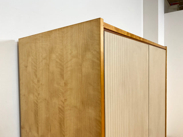 WMK # Raumaufhellender und gut erhaltener Mid-Century Kleiderschrank aus 1964 in Birke Modell Rita von Chr. Leonhardt KG Holzbau # Schrank Schlafzimmerschrank Wäscheschrank Wardrobe Vintage Retro DDR