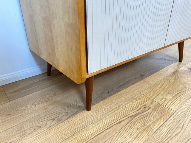 WMK # Raumaufhellender und gut erhaltener Mid-Century Kleiderschrank aus 1964 in Birke Modell Rita von Chr. Leonhardt KG Holzbau # Schrank Schlafzimmerschrank Wäscheschrank Wardrobe Vintage Retro DDR