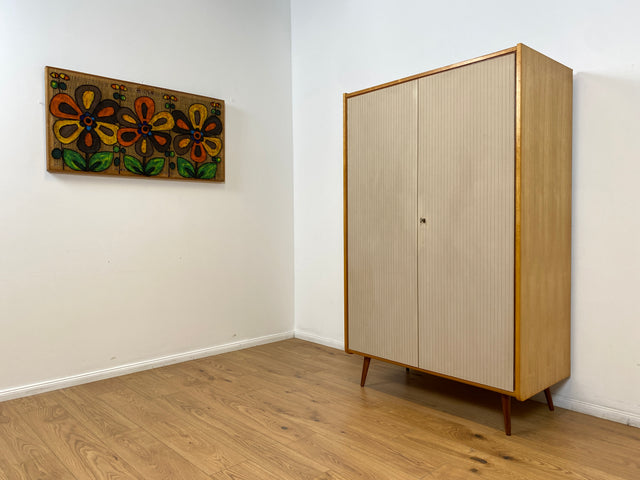 WMK # Raumaufhellender und gut erhaltener Mid-Century Kleiderschrank aus 1964 in Birke Modell Rita von Chr. Leonhardt KG Holzbau # Schrank Schlafzimmerschrank Wäscheschrank Wardrobe Vintage Retro DDR