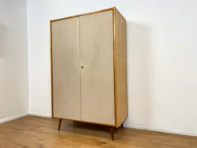 WMK # Raumaufhellender und gut erhaltener Mid-Century Kleiderschrank aus 1964 in Birke Modell Rita von Chr. Leonhardt KG Holzbau # Schrank Schlafzimmerschrank Wäscheschrank Wardrobe Vintage Retro DDR
