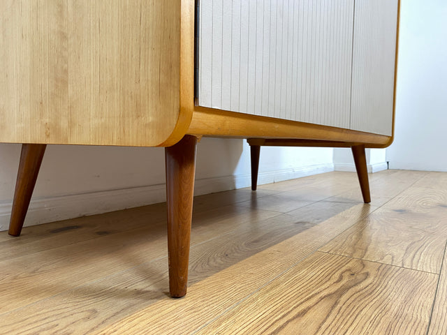 WMK # Raumaufhellender und gut erhaltener Mid-Century Kleiderschrank aus 1964 in Birke Modell Rita von Chr. Leonhardt KG Holzbau # Schrank Schlafzimmerschrank Wäscheschrank Wardrobe Vintage Retro DDR