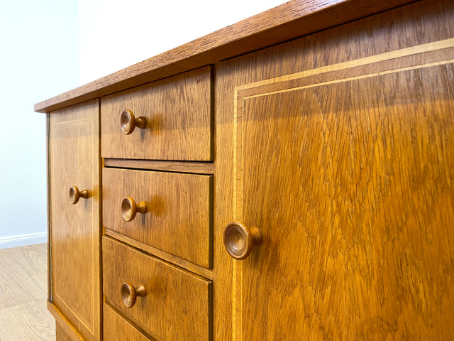 WMK # Hübsche und gut erhaltene Mid-Century Kommode aus vollem Eichenholz mit Schubladen & formschönen Holzgriffen # Sideboard Wäschekommode Schrank Anrichte Lowboard TV-Lowboard Vintage 50er 60er