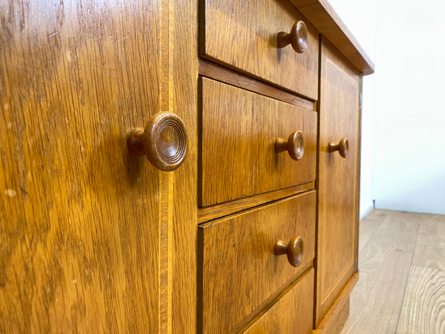 WMK # Hübsche und gut erhaltene Mid-Century Kommode aus vollem Eichenholz mit Schubladen & formschönen Holzgriffen # Sideboard Wäschekommode Schrank Anrichte Lowboard TV-Lowboard Vintage 50er 60er