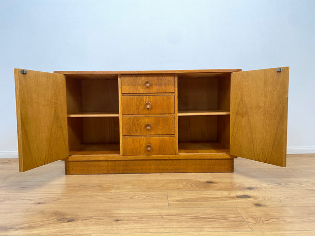 WMK # Hübsche und gut erhaltene Mid-Century Kommode aus vollem Eichenholz mit Schubladen & formschönen Holzgriffen # Sideboard Wäschekommode Schrank Anrichte Lowboard TV-Lowboard Vintage 50er 60er