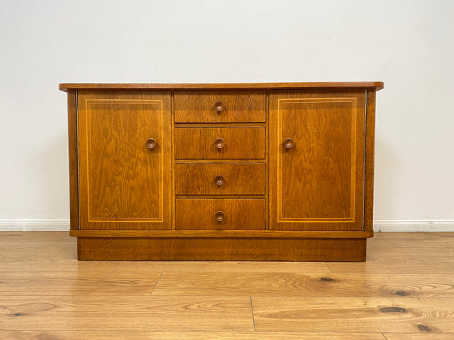 WMK # Hübsche und gut erhaltene Mid-Century Kommode aus vollem Eichenholz mit Schubladen & formschönen Holzgriffen # Sideboard Wäschekommode Schrank Anrichte Lowboard TV-Lowboard Vintage 50er 60er