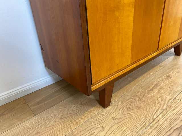 WMK # Schöne, jedoch etwas abgenutzte Mid-Century Kommode aus vollem Holz in Birke & Nussbaum # Sideboard Lowboard TV-Lowboard TV-Bank Wäschekommode Schuhschrank Flurkommode Schrank 50er 60er Vintage