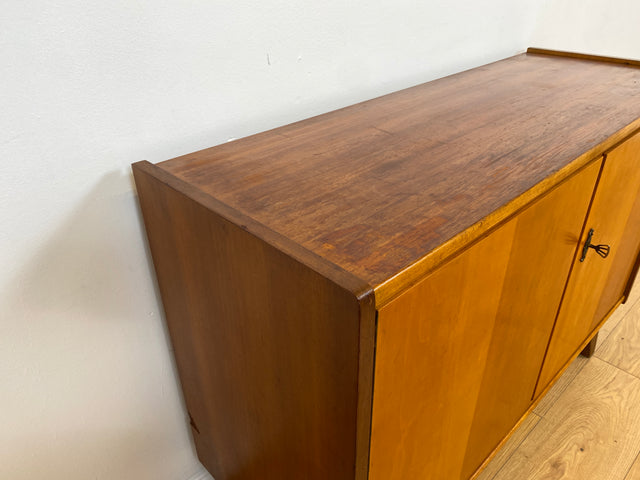 WMK # Schöne, jedoch etwas abgenutzte Mid-Century Kommode aus vollem Holz in Birke & Nussbaum # Sideboard Lowboard TV-Lowboard TV-Bank Wäschekommode Schuhschrank Flurkommode Schrank 50er 60er Vintage