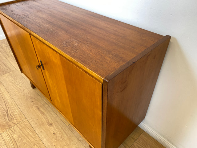 WMK # Schöne, jedoch etwas abgenutzte Mid-Century Kommode aus vollem Holz in Birke & Nussbaum # Sideboard Lowboard TV-Lowboard TV-Bank Wäschekommode Schuhschrank Flurkommode Schrank 50er 60er Vintage