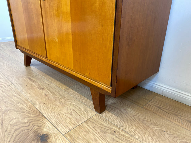 WMK # Schöne, jedoch etwas abgenutzte Mid-Century Kommode aus vollem Holz in Birke & Nussbaum # Sideboard Lowboard TV-Lowboard TV-Bank Wäschekommode Schuhschrank Flurkommode Schrank 50er 60er Vintage