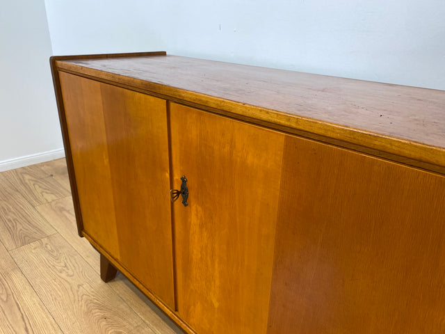 WMK # Schöne, jedoch etwas abgenutzte Mid-Century Kommode aus vollem Holz in Birke & Nussbaum # Sideboard Lowboard TV-Lowboard TV-Bank Wäschekommode Schuhschrank Flurkommode Schrank 50er 60er Vintage