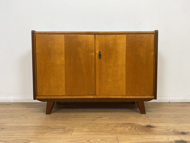 WMK # Schöne, jedoch etwas abgenutzte Mid-Century Kommode aus vollem Holz in Birke & Nussbaum # Sideboard Lowboard TV-Lowboard TV-Bank Wäschekommode Schuhschrank Flurkommode Schrank 50er 60er Vintage