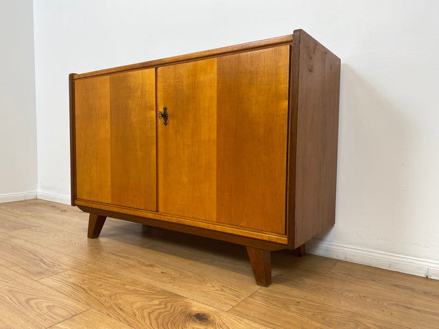 WMK # Schöne, jedoch etwas abgenutzte Mid-Century Kommode aus vollem Holz in Birke & Nussbaum # Sideboard Lowboard TV-Lowboard TV-Bank Wäschekommode Schuhschrank Flurkommode Schrank 50er 60er Vintage