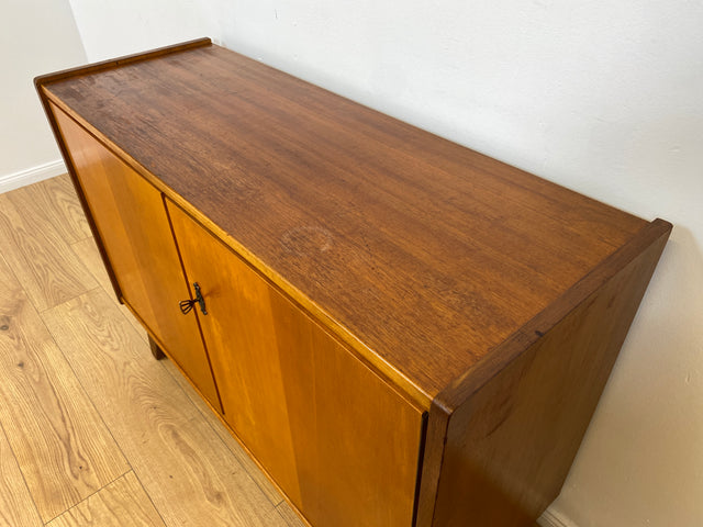 WMK # Schöne, jedoch etwas abgenutzte Mid-Century Kommode aus vollem Holz in Birke & Nussbaum # Sideboard Lowboard TV-Lowboard TV-Bank Wäschekommode Schuhschrank Flurkommode Schrank 50er 60er Vintage