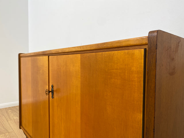 WMK # Schöne, jedoch etwas abgenutzte Mid-Century Kommode aus vollem Holz in Birke & Nussbaum # Sideboard Lowboard TV-Lowboard TV-Bank Wäschekommode Schuhschrank Flurkommode Schrank 50er 60er Vintage