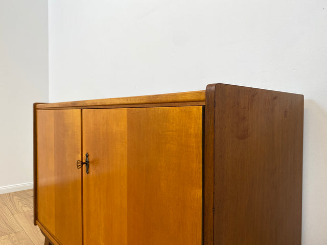WMK # Schöne, jedoch etwas abgenutzte Mid-Century Kommode aus vollem Holz in Birke & Nussbaum # Sideboard Lowboard TV-Lowboard TV-Bank Wäschekommode Schuhschrank Flurkommode Schrank 50er 60er Vintage
