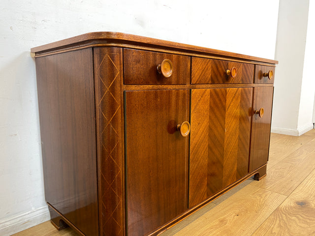 WMK I Formschöne und gut erhaltene Mid-Century Kommode aus vollem Holz mit Schubladen und Intarsien I Sideboard Schrank Wäschekommode Schuhkommode TV Lowboard 60er Vintage Berlin Homburg Frankfurt