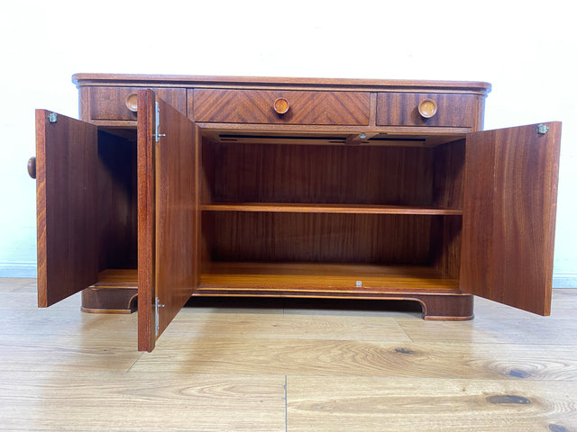 WMK I Formschöne und gut erhaltene Mid-Century Kommode aus vollem Holz mit Schubladen und Intarsien I Sideboard Schrank Wäschekommode Schuhkommode TV Lowboard 60er Vintage Berlin Homburg Frankfurt