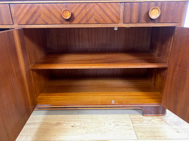 WMK I Formschöne und gut erhaltene Mid-Century Kommode aus vollem Holz mit Schubladen und Intarsien I Sideboard Schrank Wäschekommode Schuhkommode TV Lowboard 60er Vintage Berlin Homburg Frankfurt