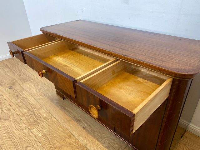 WMK I Formschöne und gut erhaltene Mid-Century Kommode aus vollem Holz mit Schubladen und Intarsien I Sideboard Schrank Wäschekommode Schuhkommode TV Lowboard 60er Vintage Berlin Homburg Frankfurt